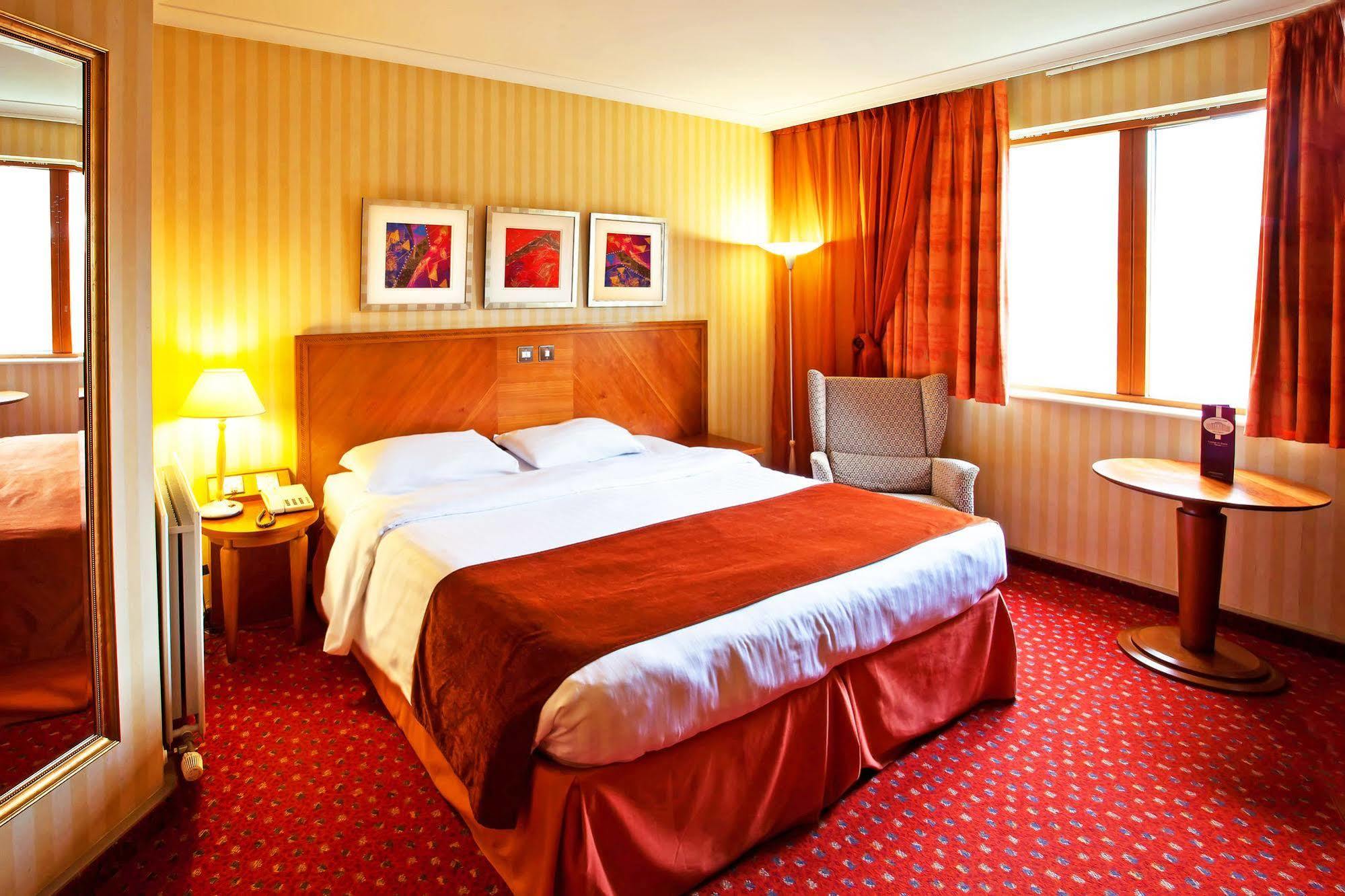 Daresbury Park Hotel & Spa Εξωτερικό φωτογραφία